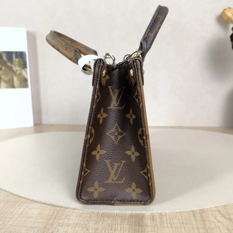 Louis Vuitton Crossbody Bag Onthego BB Monogram PVCBB18 × 8.5 × 15 cm — detail view 7 of 11