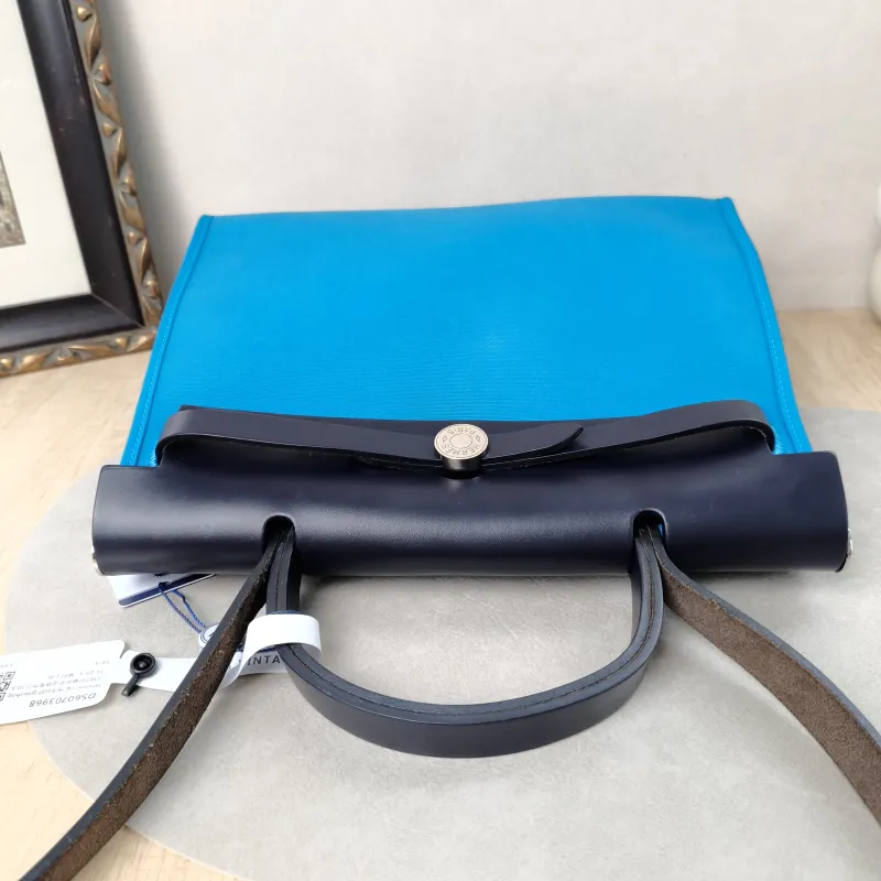 Hermès Crossbody Bag Herbag 31B3 Canvas Medium30.5 × 11 × 25.5 cm — detail view 14 of 18