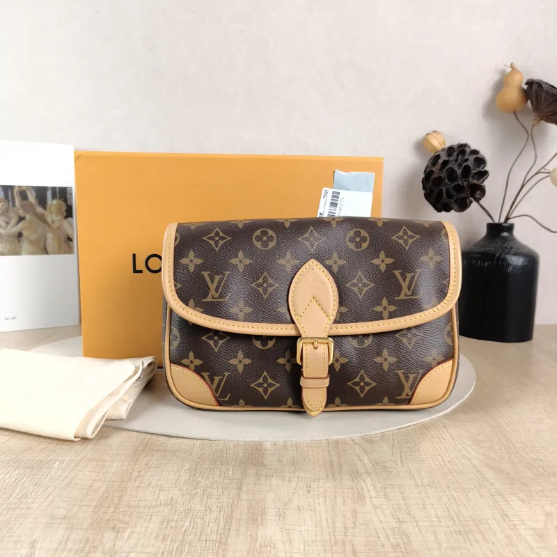 Louis Vuitton Crossbody Bag Diane Baguette Bag Shoulder Strap PVC Small 24 × 9 × 15 cm — cover view 4 of 6