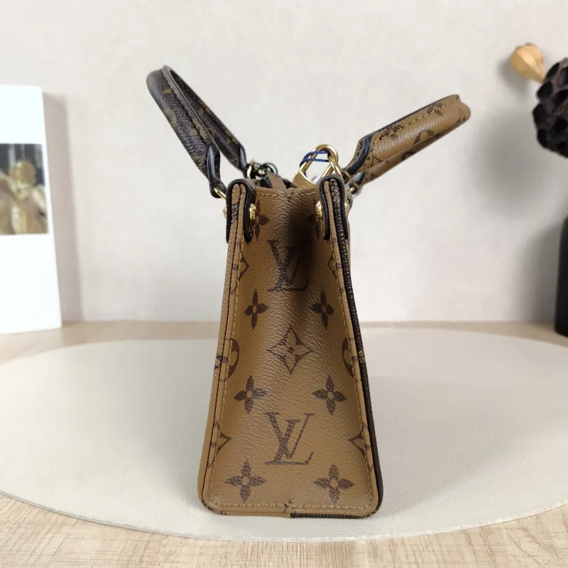 Louis Vuitton Crossbody Bag Onthego BB Monogram PVCBB18 × 8.5 × 15 cm — detail view 3 of 11