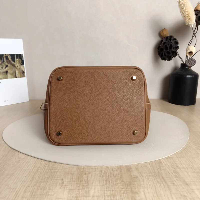 Hermès Top Handle Bag Picotin Lock 22 22 Clemence Taurillon TC Calfskin Medium22 × 18 × 21 cm — cover view 10 of 11