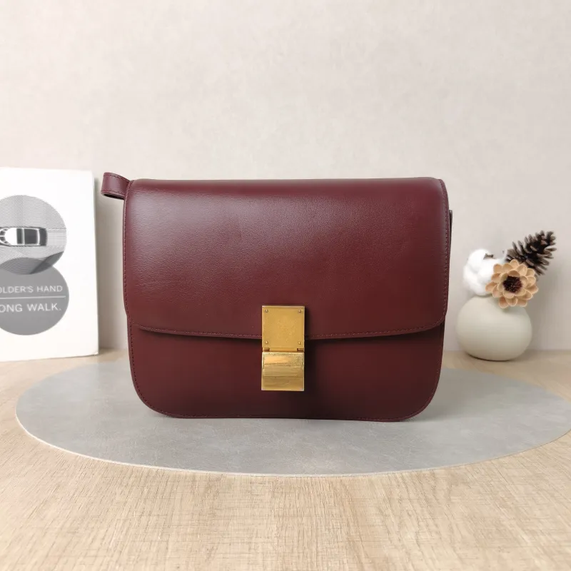 CELINE Crossbody Bag Classic Box Red Calfskin Medium24 × 7 × 18 cm Conditioned