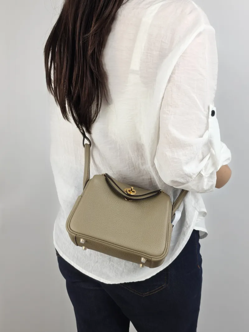 Hermès Crossbody Bag Lindy Mini 19 8Q Beige TC Calfskin Mini 19 × 9.5 × 13 cm G — on-model view 1 of 2