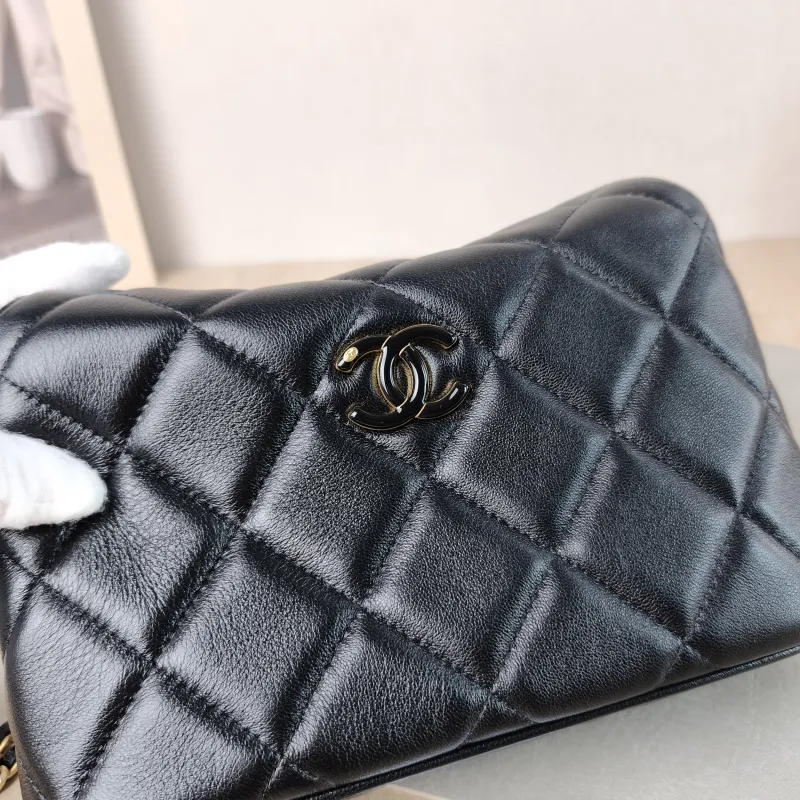 Chanel Crossbody Bag hobo Black Lambskin One Size 20 × 5 × 16.5 cm — detail view 4 of 11