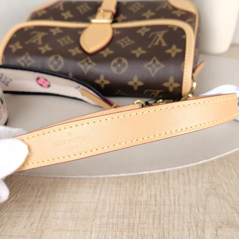 Louis Vuitton Crossbody Bag Diane Baguette Bag Shoulder Strap PVC Small 24 × 9 × 15 cm — detail view 10 of 15