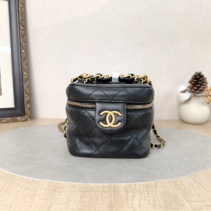 Chanel Crossbody Bag Cosmetic Bag Crossbody Bag Black Calfskin One Size14 × 14 × 13 cm