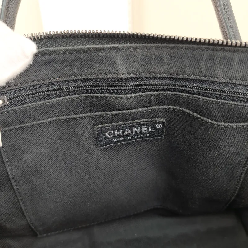 Chanel Shoulder Bag Tote Bag Grained Calfskin One Size 34 × 9 × 21 cm 22 — detail view 7 of 14