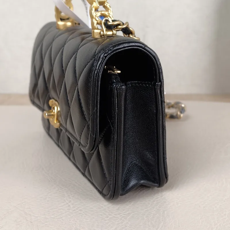 Chanel Crossbody Bag Black Lambskin 17 × 4 × 9 cm — detail view 2 of 12