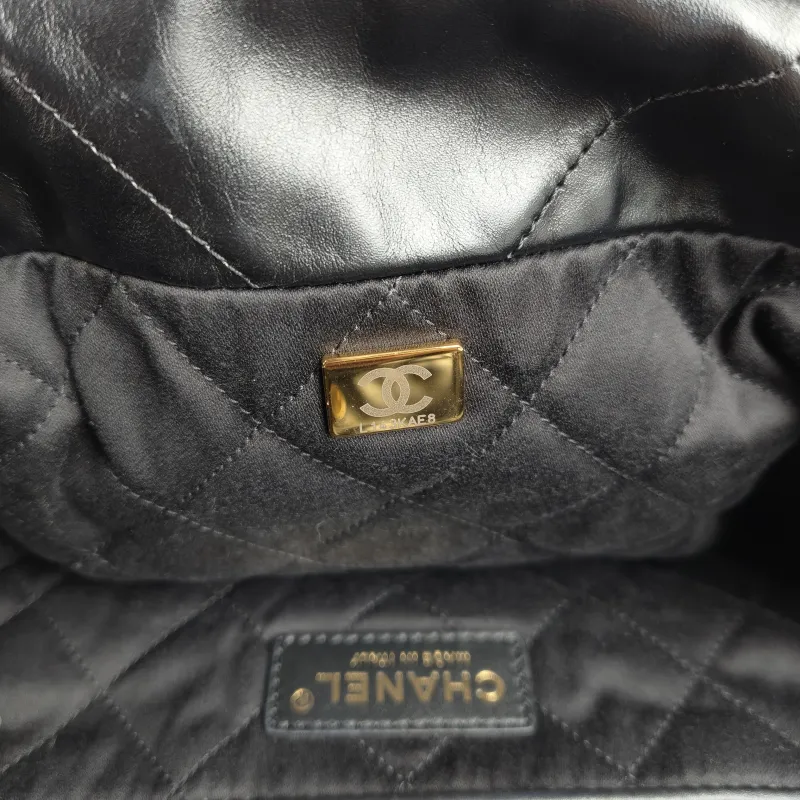 Chanel Shoulder Bag22Bag Black CC alfskin Small35 × 7 × 37 cm — detail view 10 of 14