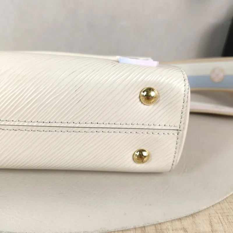 Louis Vuitton Crossbody Bag CLUNY White Epi Embossed Calfskin Mini 20 × 7.5 × 16 cm — detail view 12 of 12