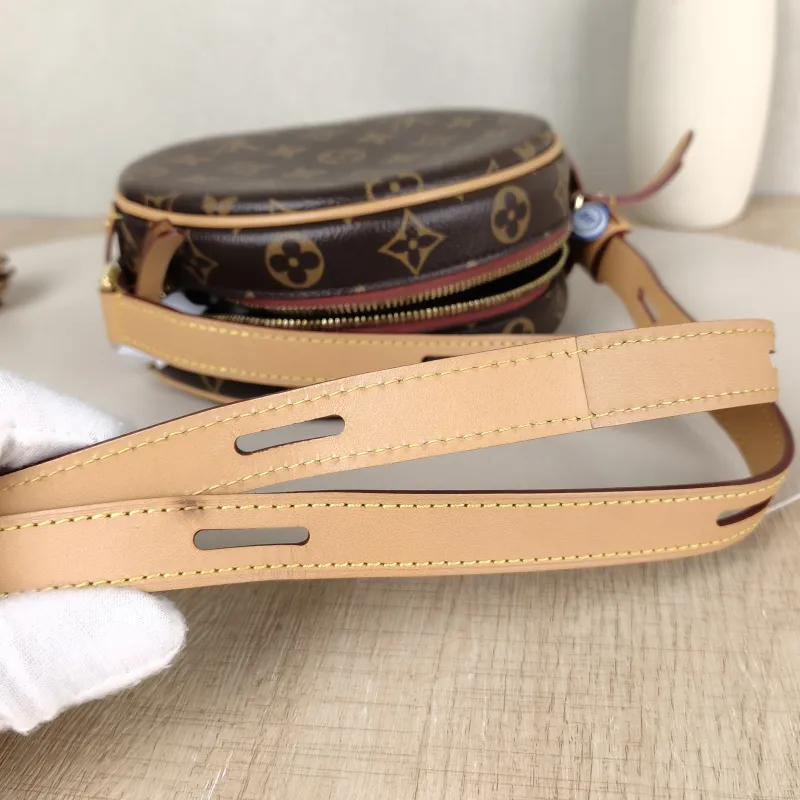 Louis Vuitton Crossbody Bag BOITE CHAPEAU SOUPLE Monogram PVC Small 17 × 8 × 17 cm — detail view 6 of 9