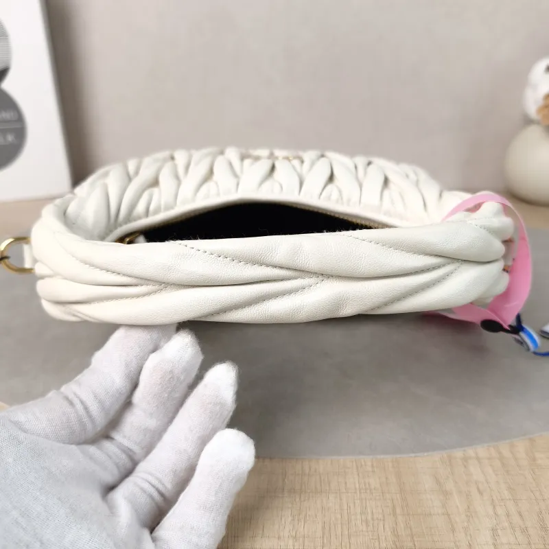 Miumiu Shoulder Bag Wander Matelassé Hobo White Lambskin Small20 × 6 × 17 cm — detail view 7 of 11