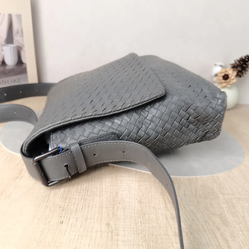 Bottega Veneta Shoulder Bag Messenger Bag Grey Calfskin One Size 30 × 7.5 × 31 cm — detail view 4 of 10