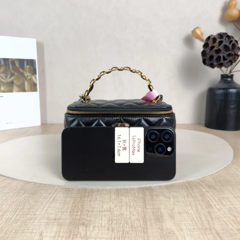 Chanel Crossbody Bag Edition Black Lambskinmini16 × 8 × 9.5 cm — cover view 4 of 5