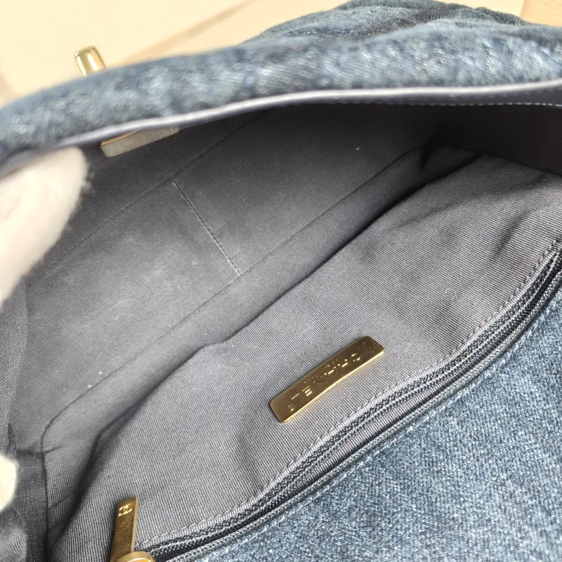 Chanel Crossbody Bag 19Bag Navy Small 26 × 9 × 16 cm — detail view 10 of 12