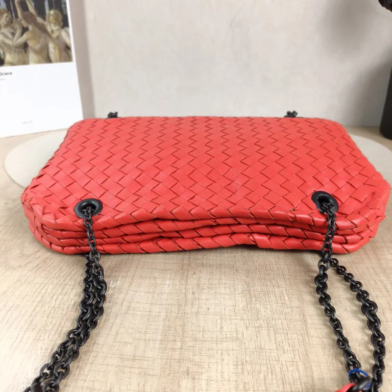 Bottega Veneta Shoulder Bag Shoulder Bag Red Lambskin One Size30 × 4 × 18 cm — detail view 11 of 11