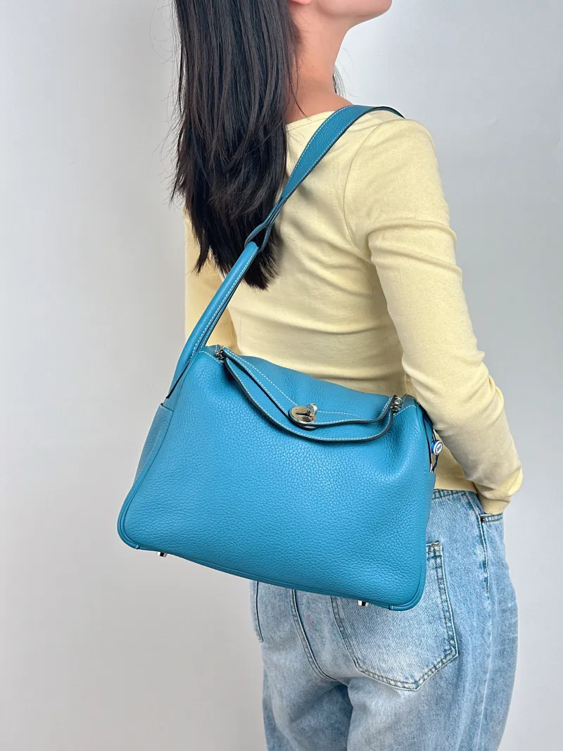 Hermès Crossbody Bag Lindy 3075 Taurillon Clemence TC Calfskin30 × 15 × 19 cm — on-model view 1 of 2