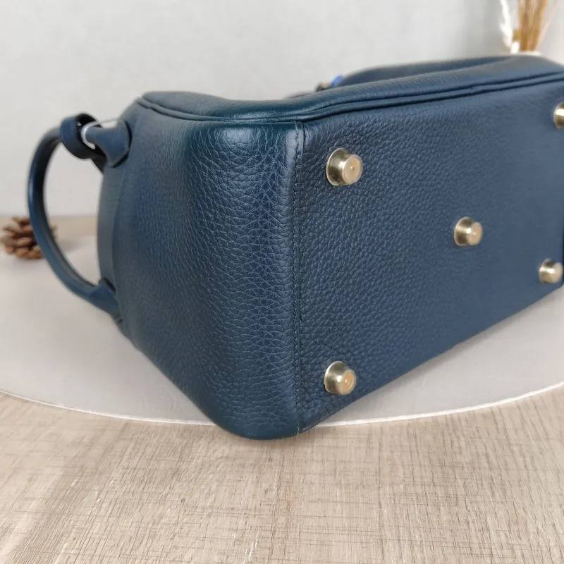 Hermès Crossbody Bag Lindy 266O Taurillon Clemence TC Calfskin Small26 × 12 × 18 cm — detail view 9 of 11