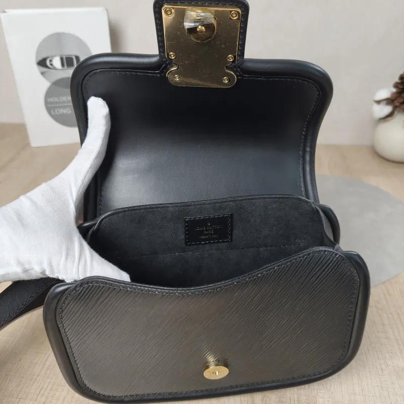 Louis Vuitton Crossbody Bag Hide and Seek Messenger Bag Black Epi Embossed Calfskin One Size21 × 8 × 15 cm — detail view 9 of 18