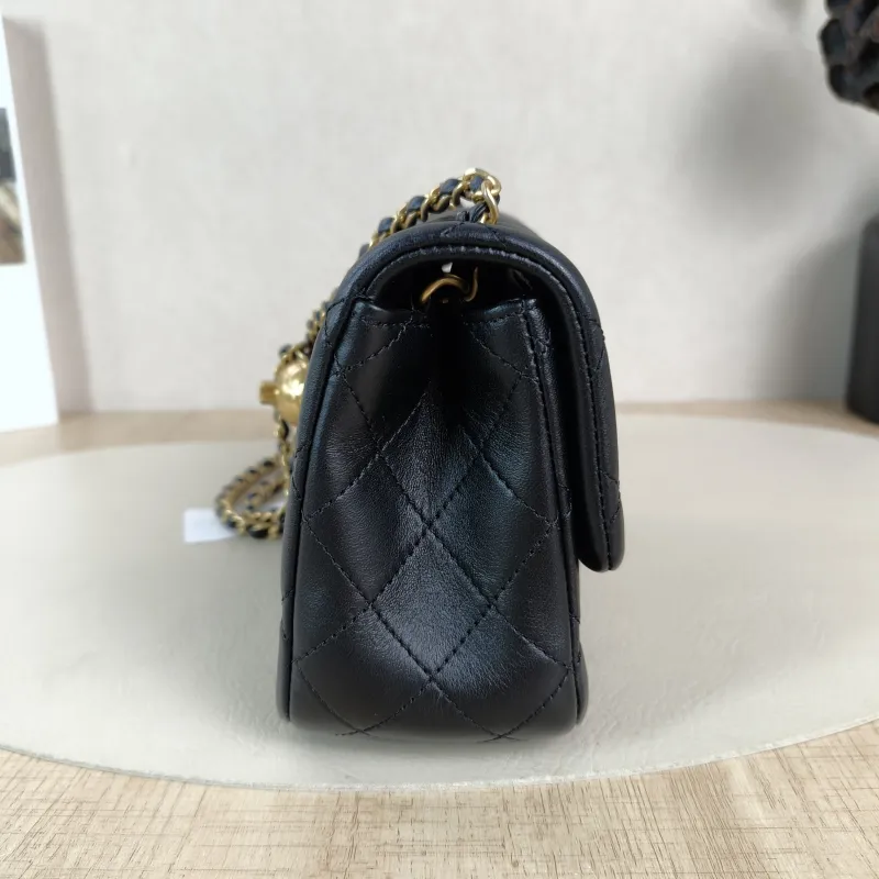 Chanel Crossbody Bag Black Lambskin One Size17 × 8 × 13.5 cm — detail view 2 of 13
