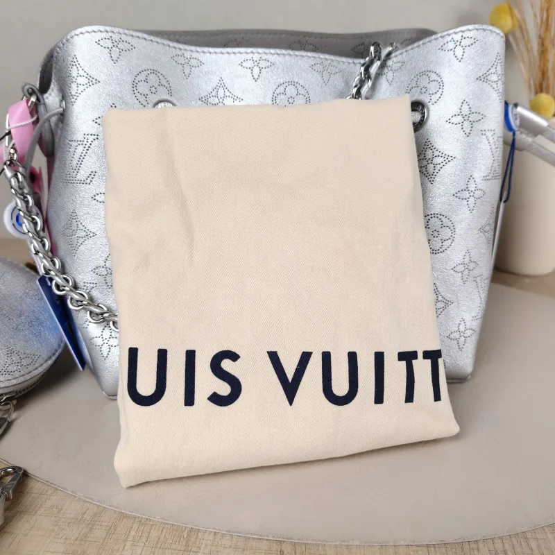 Louis Vuitton Crossbody Bag BELLA White Lambskin One Size 22 × 14 × 19 cm — detail view 9 of 11