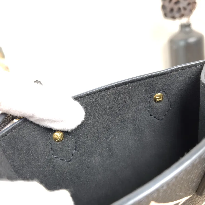 Louis Vuitton Crossbody Bag PETIT SAC PLAT Mini Calfskinmini14 × 5 × 17 cm — detail view 3 of 11