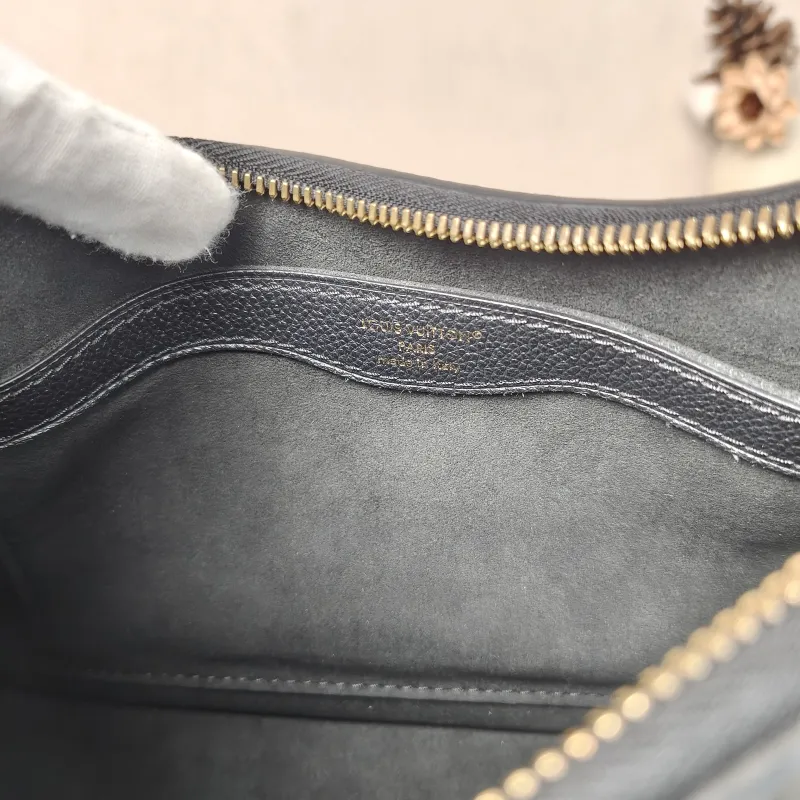 Louis Vuitton Crossbody Bag Boulogne Black Empreinte Embossed Calfskin Small26 × 9.5 × 16 cm — detail view 4 of 15
