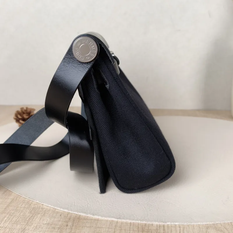 Hermès Crossbody Bag Herbag Zip 20Black Canvas mini20.5 × 7 × 16.5 cm — detail view 2 of 15