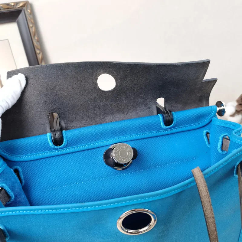 Hermès Crossbody Bag Herbag 31B3 Canvas Medium30.5 × 11 × 25.5 cm — detail view 1 of 18