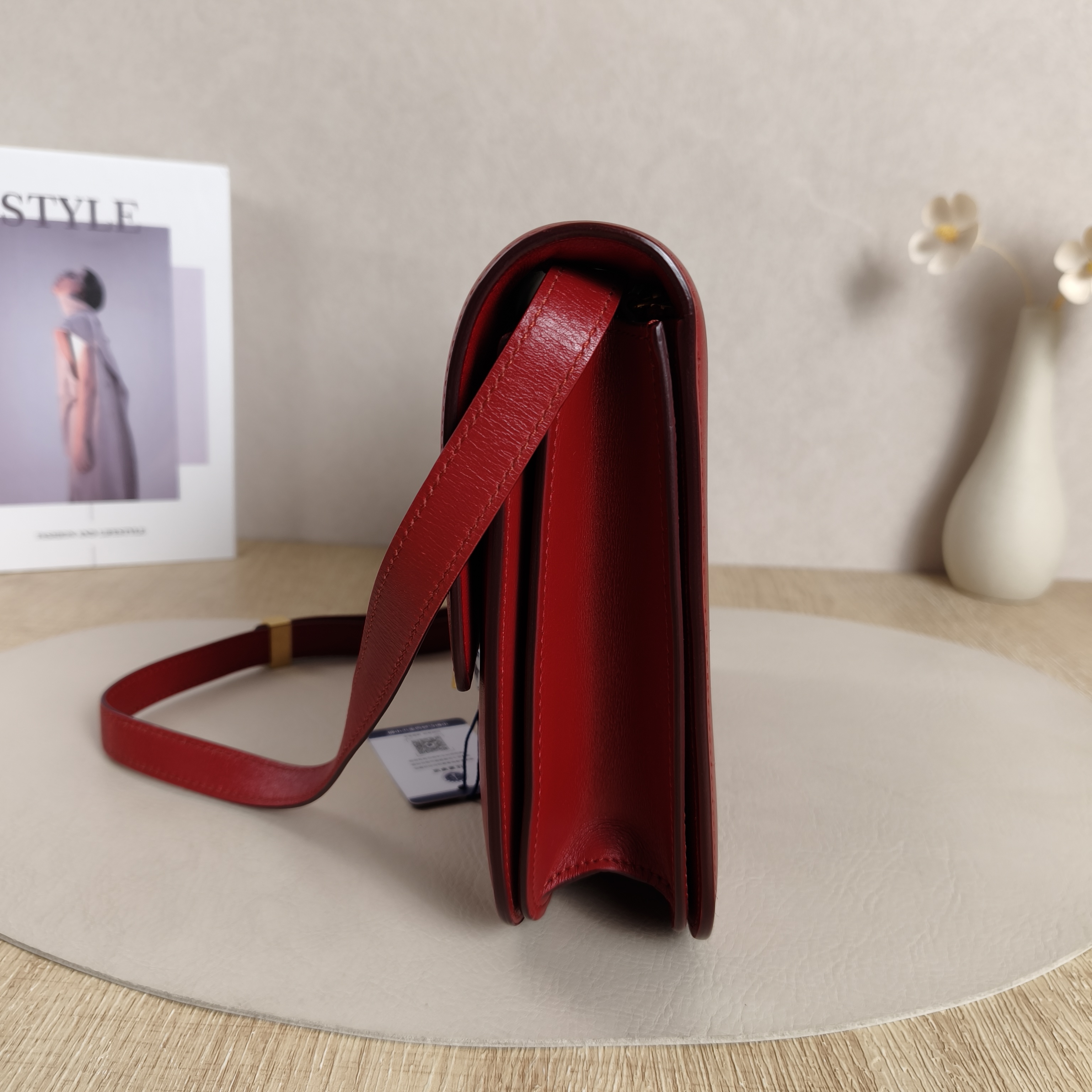 CELINE Crossbody Bag Classic Box Red Calfskin Medium24 × 7 × 18 cm — cover view 3 of 12