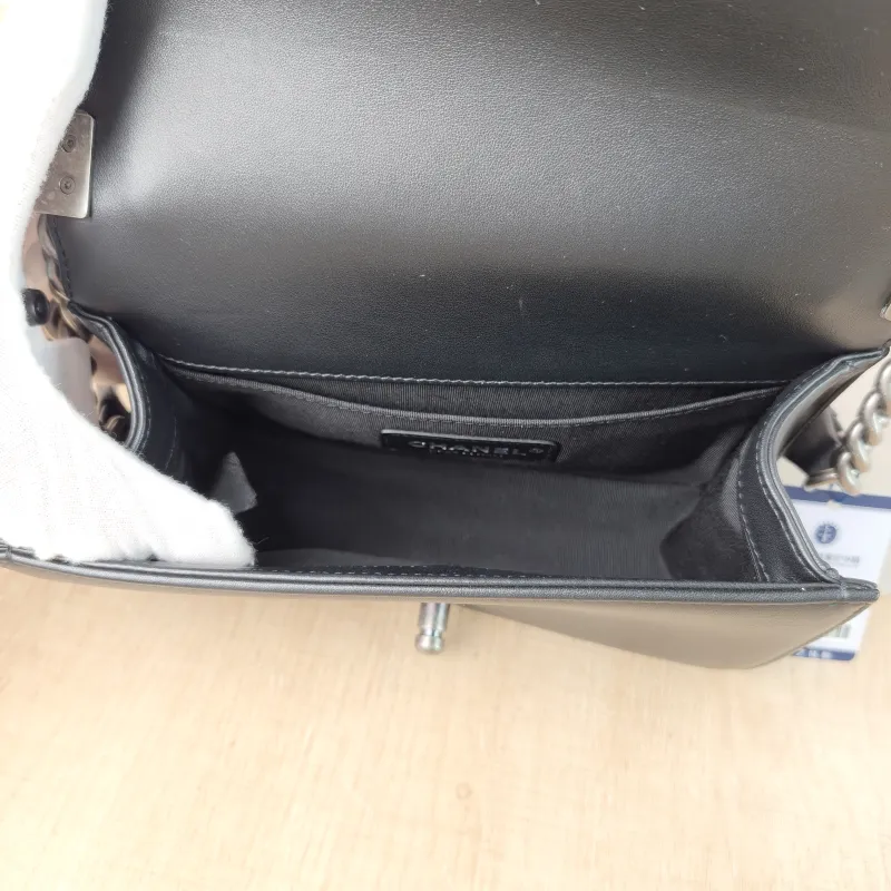 Chanel Crossbody Bag Le Boy​Black Lambskin Small20.5 × 8.5 × 12 cm — detail view 6 of 16
