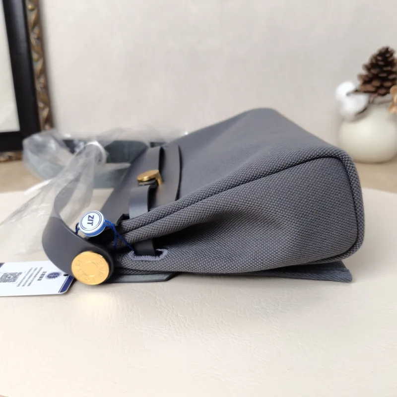 Hermès Crossbody Bag Herbag Zip 20 Calfskin，Canvasmini20.5 × 7 × 16.5 cm — cover view 8 of 11