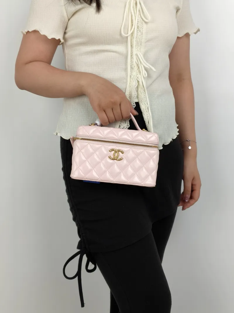 Chanel Crossbody Bag26c lp Vanity Case Bag Pink Calfskin One Size19.5 × 5 × 17 cm — on-model view 2 of 3
