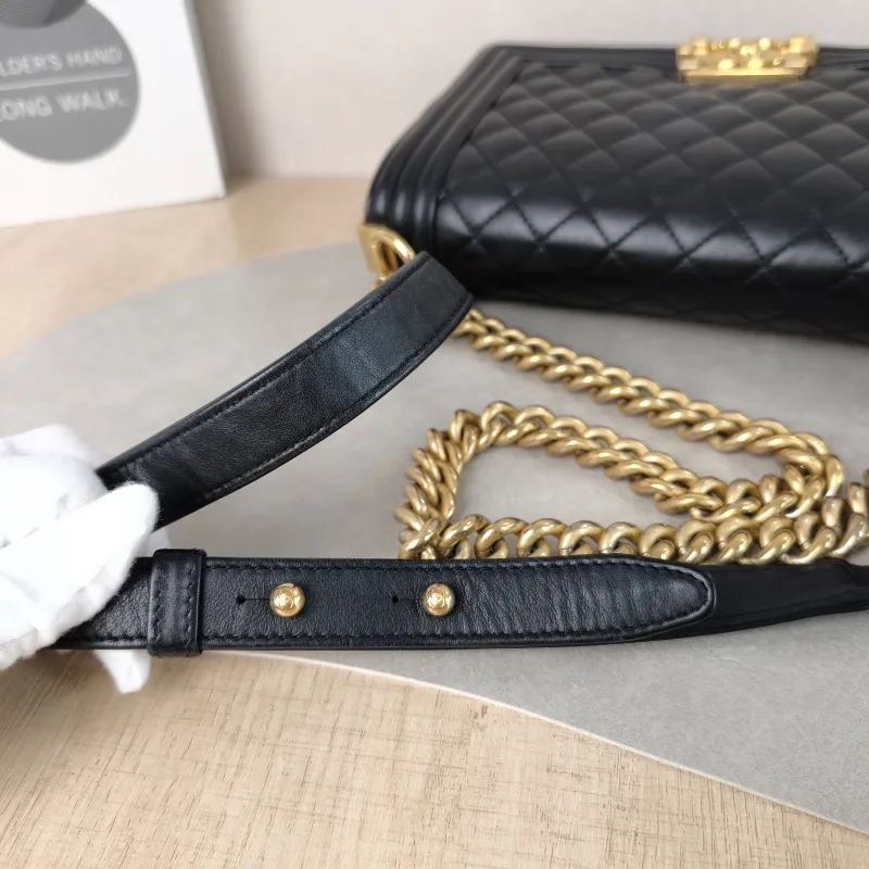 Chanel Crossbody Bag Le Boy​ Black Medium 25 × 9 × 15 cm — detail view 7 of 15