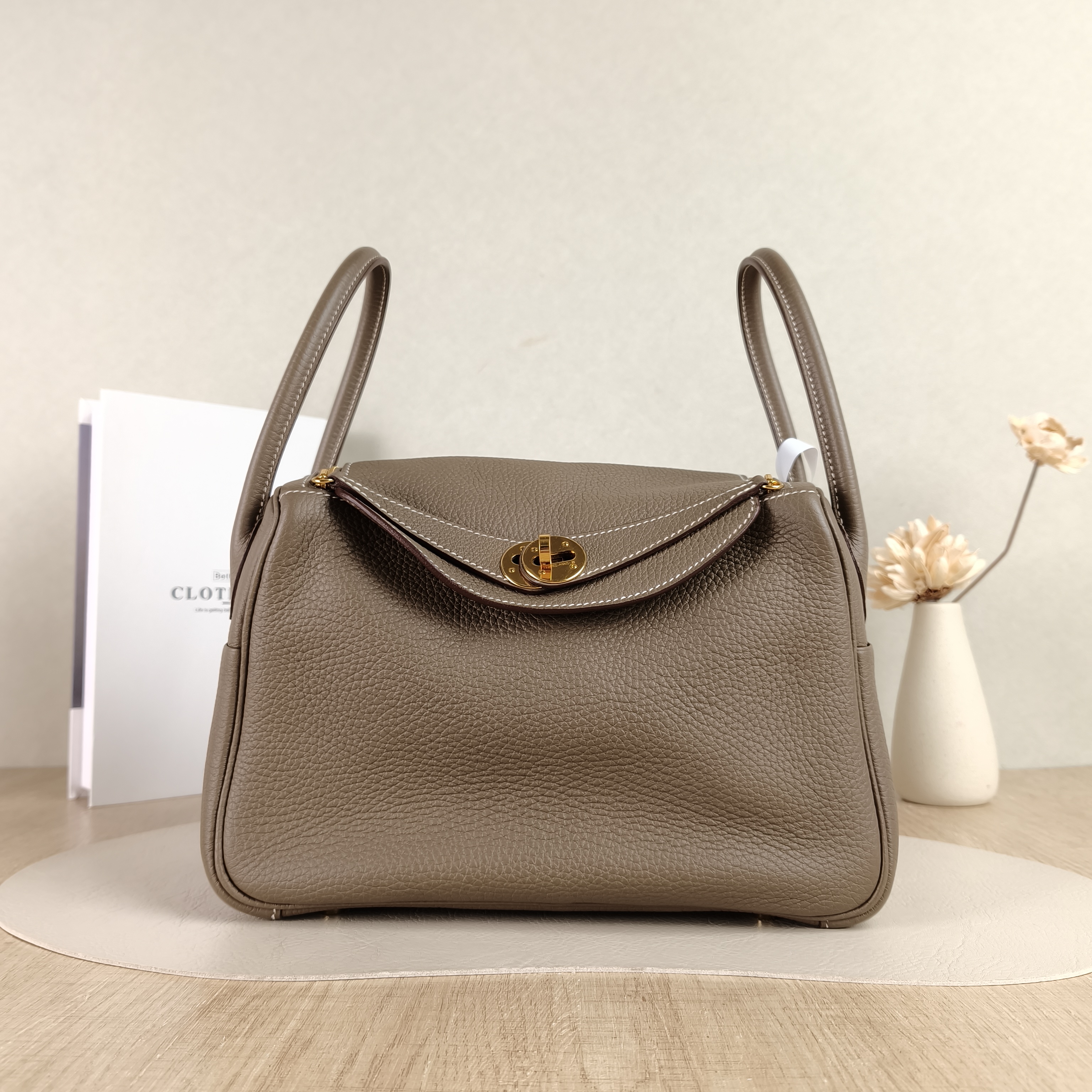 Hermès Crossbody Bag Lindy 2618 Taurillon Clemence TC Calfskin Small26 × 12 × 18 cm