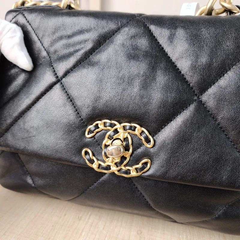 Chanel Crossbody Bag 19Bag Black SL ambskin Small 26 × 9 × 16 cm 28 — detail view 3 of 13