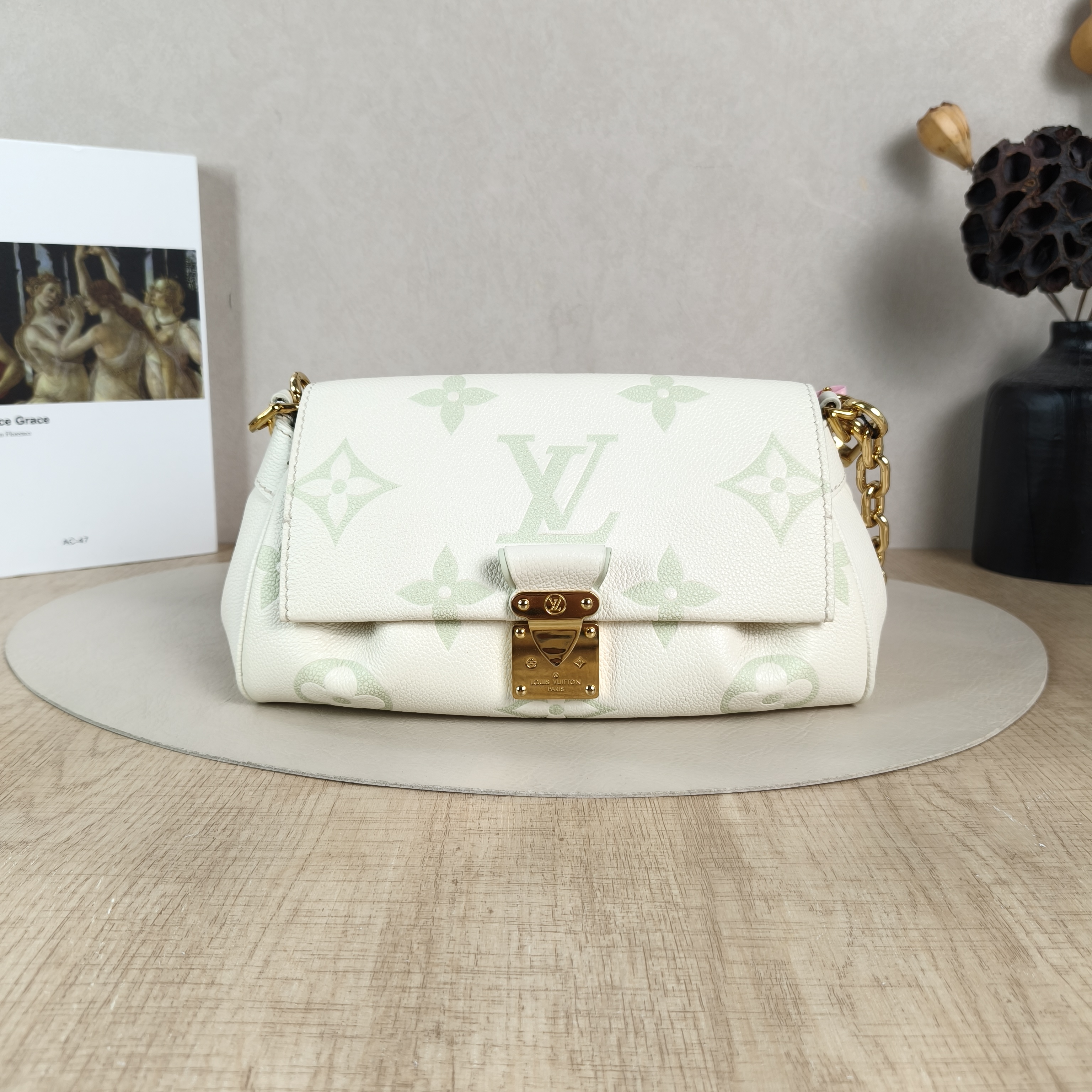 Louis Vuitton Crossbody Bag Favorite White · Green Empreinte Embossed Calfskin Monogram Medium24 × 9 × 14 cm