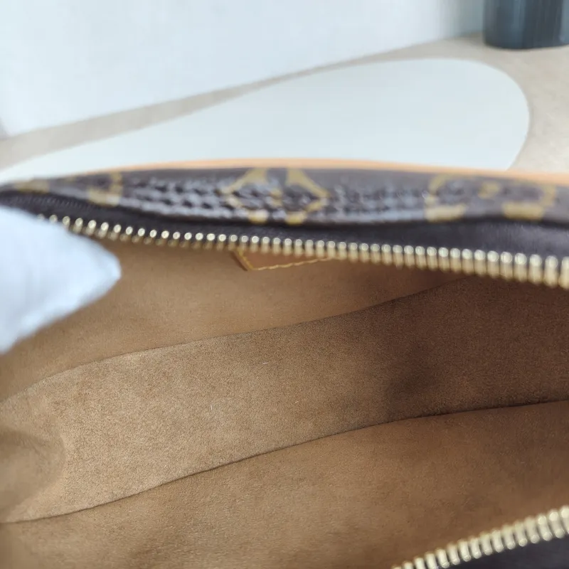 Louis Vuitton Crossbody Bag Loop Monogram PVC Small 23 × 6 × 13 cm — detail view 7 of 10