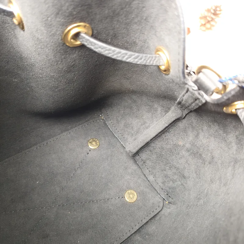 Louis Vuitton Crossbody Bag BELLA Black Calfskin One Size22 × 14 × 19 cm — detail view 3 of 10