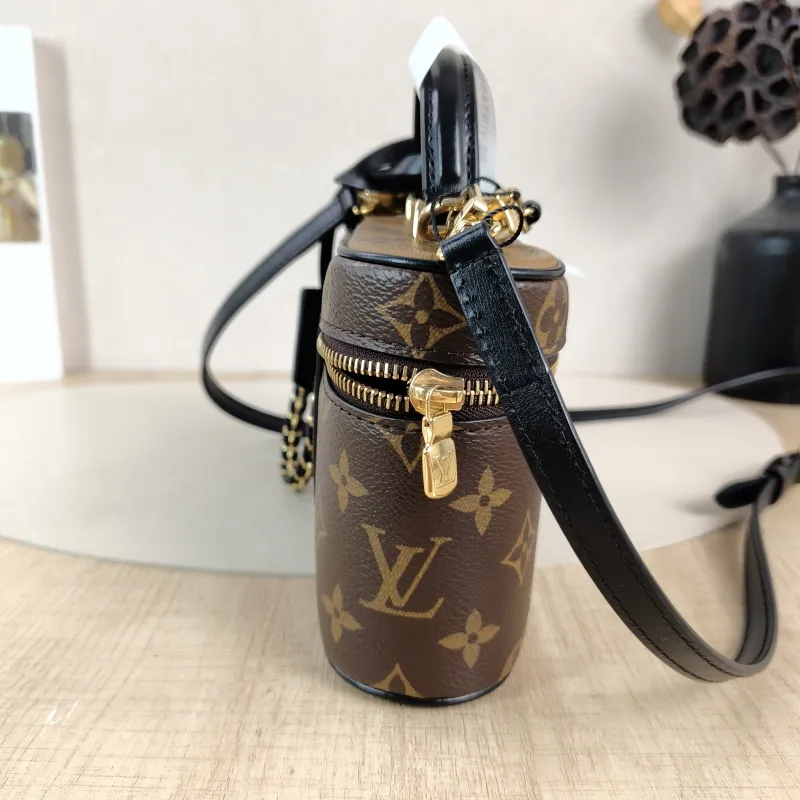 Louis Vuitton Shoulder Bag VANITY Cosmetic Bag Monogram PVC Small19 × 11 × 13 cm — detail view 3 of 11