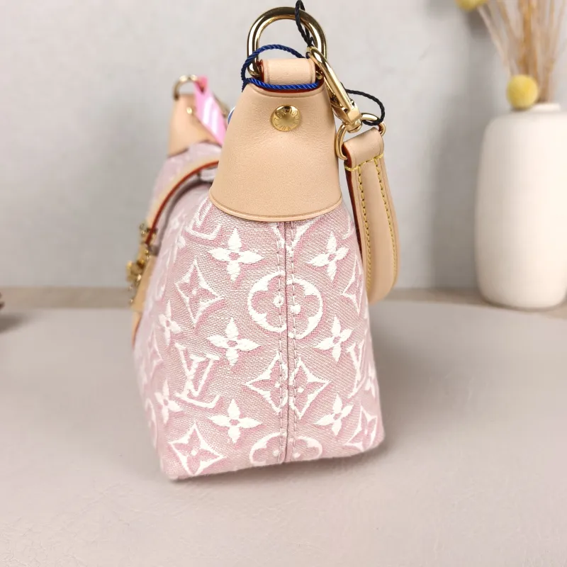 Louis Vuitton Shoulder Bag Pochette Mia One Size 22 × 8 × 14.5 cm — detail view 3 of 10