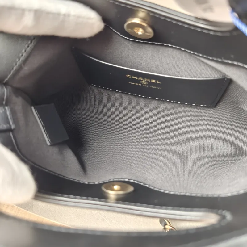 Chanel Shoulder Bag31Bag Black Waxed Leather Calfskinnano20.5 × 3.5 × 17 cm — detail view 11 of 13