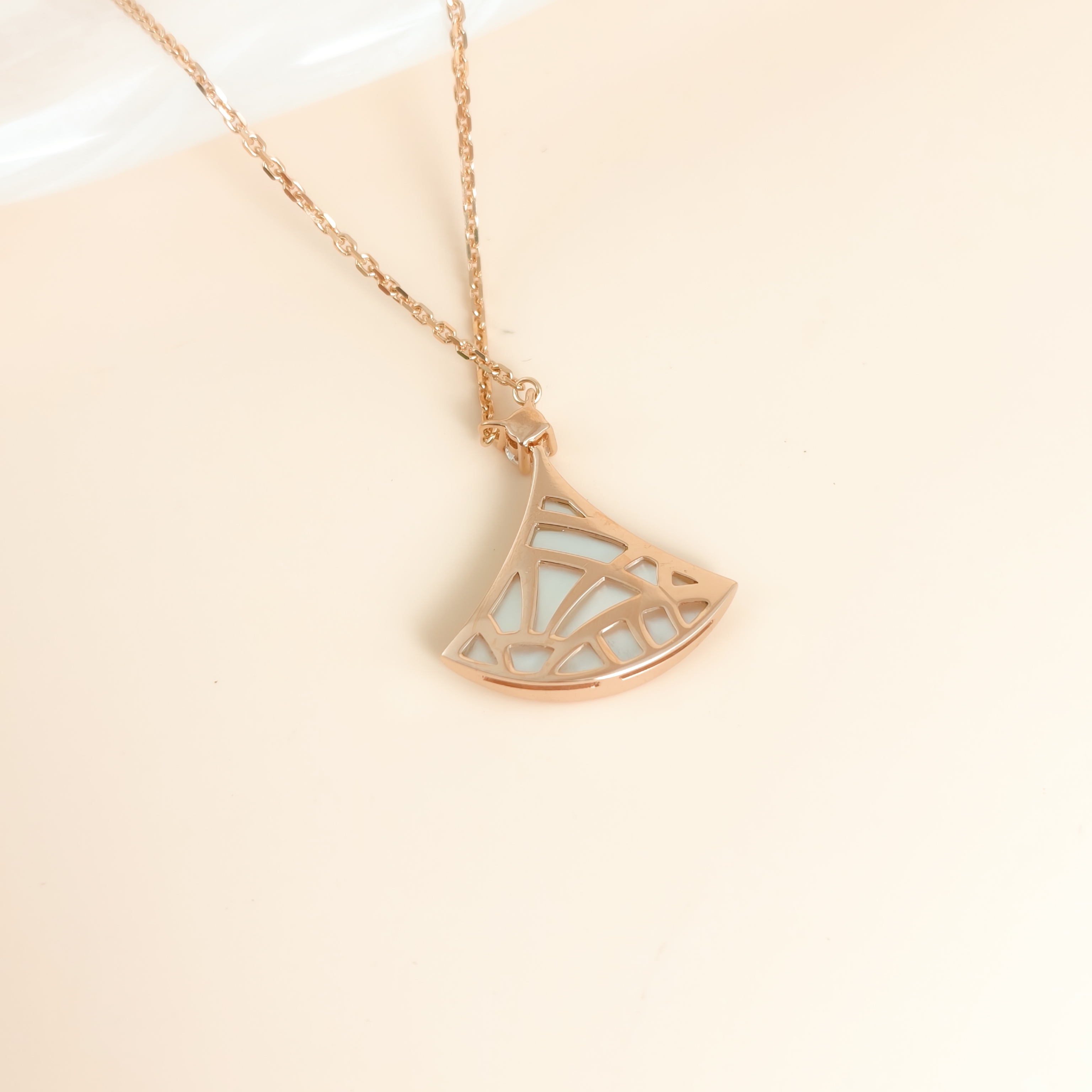 Bvlgari Necklace DIVAS’ DREAM Collection Pearl White Mother-of-Pearl Diamond18KR ose Gold Medium Pendant2cm 43cm — cover view 5 of 10