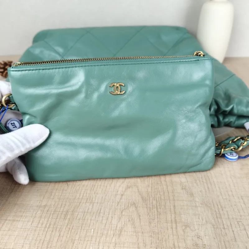 Chanel Shoulder Bag22Bag Green CC alfskin39 × 8 × 42 cm — detail view 15 of 17
