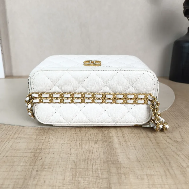 Chanel Crossbody Bag Edition White Grained Calfskin One Size16 × 8 × 9.5 cm — detail view 5 of 12