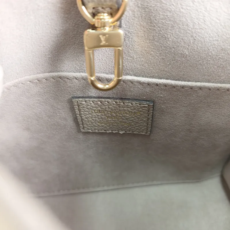 Louis Vuitton Crossbody Bag Onthego BB · White Monogram Empreinte Embossed Calfskin BB 18 × 8.5 × 15 cm — detail view 1 of 9