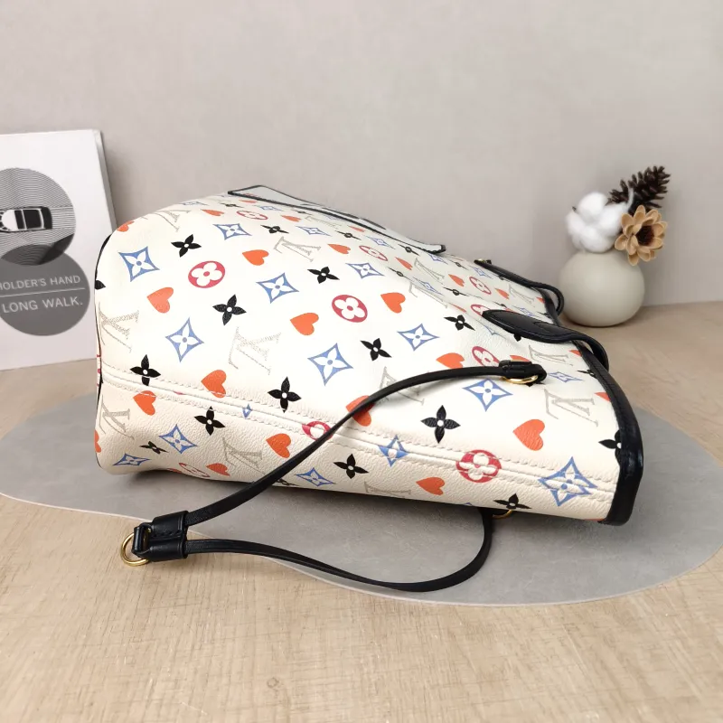 Louis Vuitton Shoulder Bag Neverfull White · Game On PVC Medium 31 × 14 × 28 cm — detail view 8 of 10