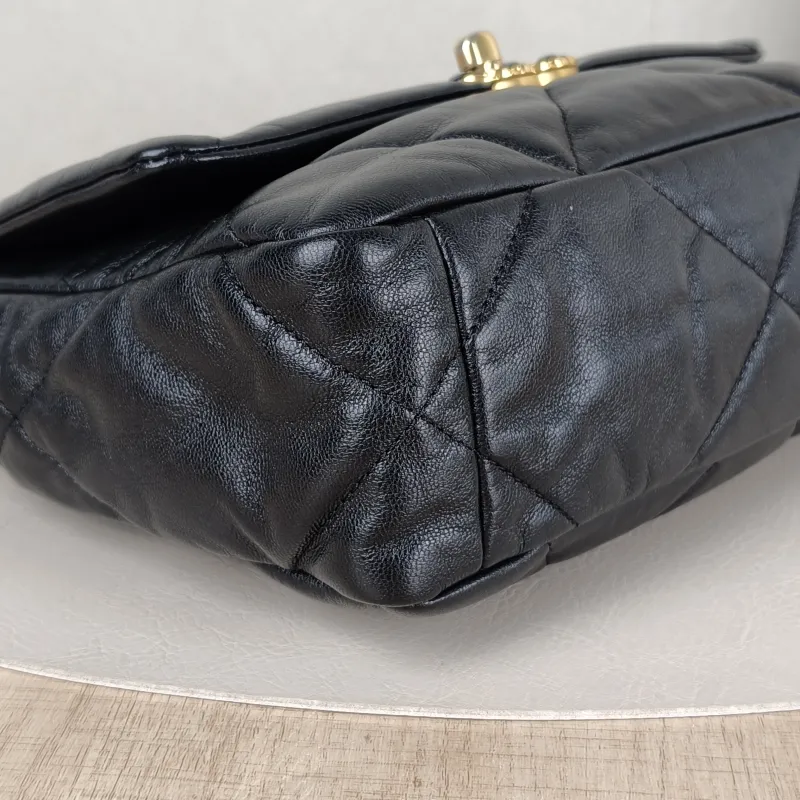Chanel Crossbody Bag19Bag Black SL ambskin Small26 × 9 × 16 cm — detail view 4 of 15