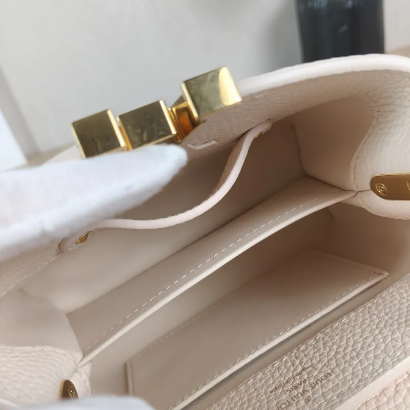 Louis Vuitton Shoulder Bag Capucines Beige Calfskin Mini 21 × 8 × 14 cm — detail view 8 of 11