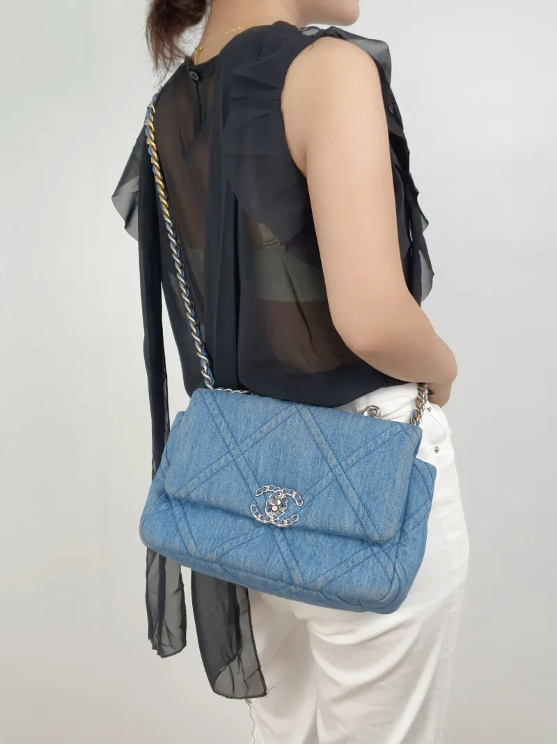 Chanel Crossbody Bag22p 19bag Small26 × 9 × 16 cm — on-model view 1 of 3
